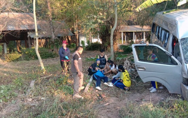 รถตู้รับส่งนักเรียนลื่นน้ำยางพลิกคว่ำบาดเจ็บ 3 ราย