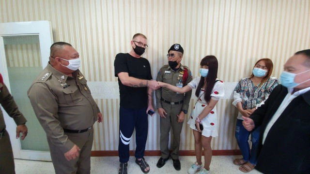 ฝรั่งตีนโหดชดใช้ค่าเสียหายเตะสาวหยิบรถเข็นผิดคัน