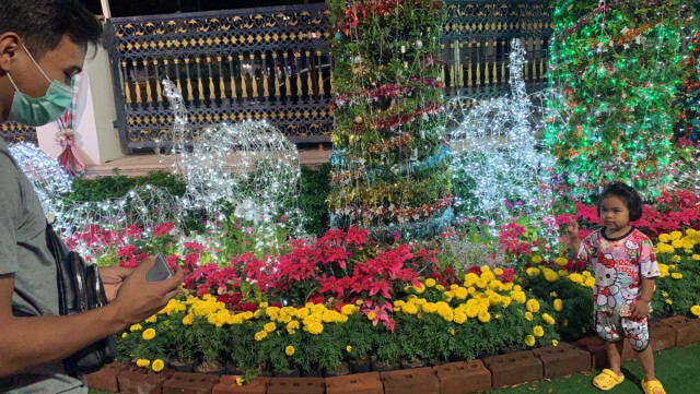 ประดับไฟสวยงามรอลูกหลานกลับบ้านปีใหม่