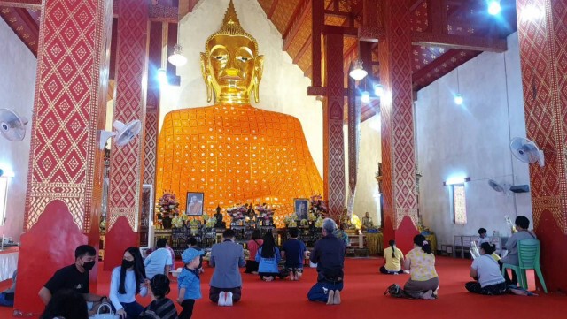 แห่กราบไหว้"พระเจ้าตนหลวง"สิริมงคลแก่ครอบครัว
