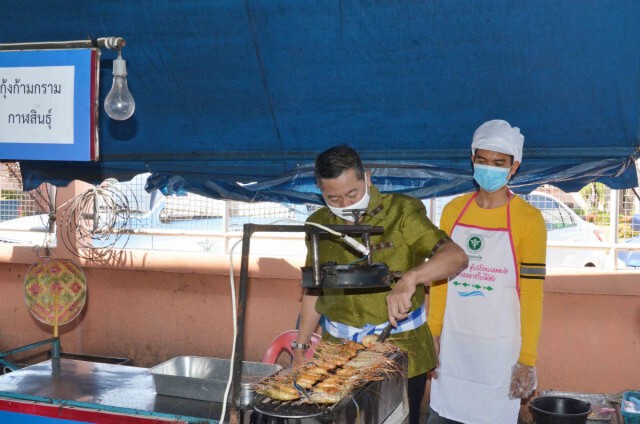 ผู้ว่าฯกินกุ้งก้ามกรามโชว์ยันปลอดโควิด