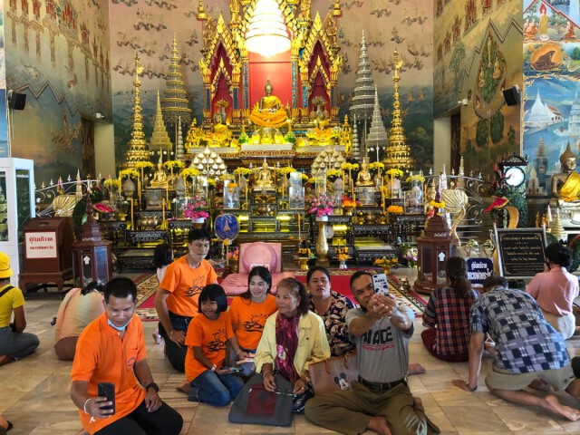หยุดยาวไหว้หลวงพ่อพระใสขอพรปีใหม่