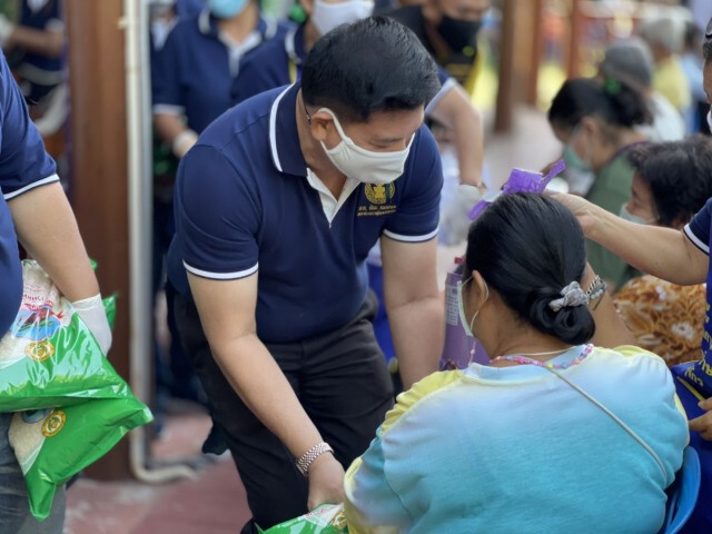 "สิระ" แจกข้าวสาร 10,000 ถุงให้ ปชช. เป็นของขวัญปีใหม่ ยันไม่มีเอี่ยวบ่อนแจ้งวัฒนะ