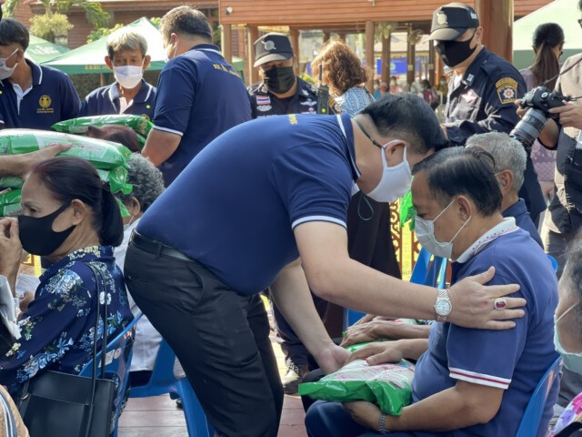 "สิระ" แจกข้าวสาร 10,000 ถุงให้ ปชช. เป็นของขวัญปีใหม่ ยันไม่มีเอี่ยวบ่อนแจ้งวัฒนะ