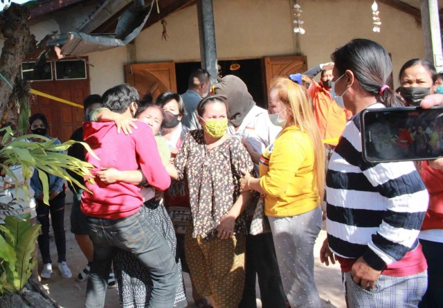 โหดส่งท้ายปีหนุ่มเมายาคลั่งหึงบีบคอเมียดับแทงเพื่อนสาหัส