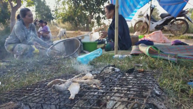 ชาวบ้านช่วยกันจับปลารอรับลูกหลานกลับจากกทม.