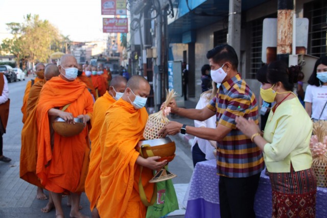ชาวพิษณุโลกสวมหน้ากากอนามัยทำบุญตักบาตร