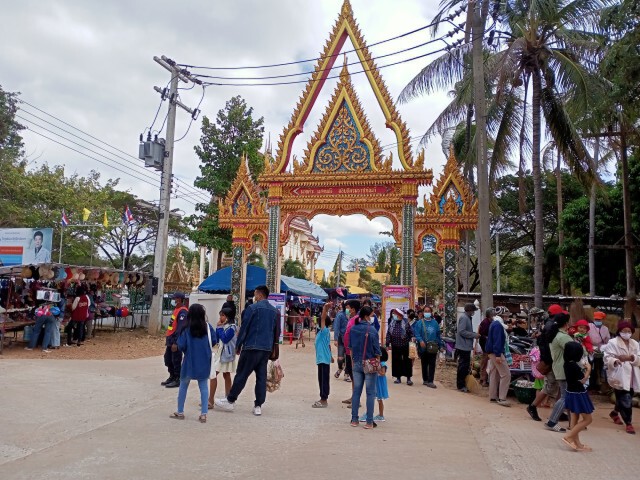 นักท่องเที่ยวแน่นวัดขอพรเสริมมงคล