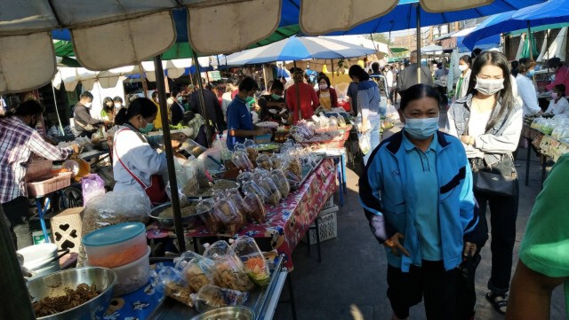 แห่ซื้ออาหารฉลองปีใหม่พ่อค้าแม่ค้ายิ้มรับทรัพย์