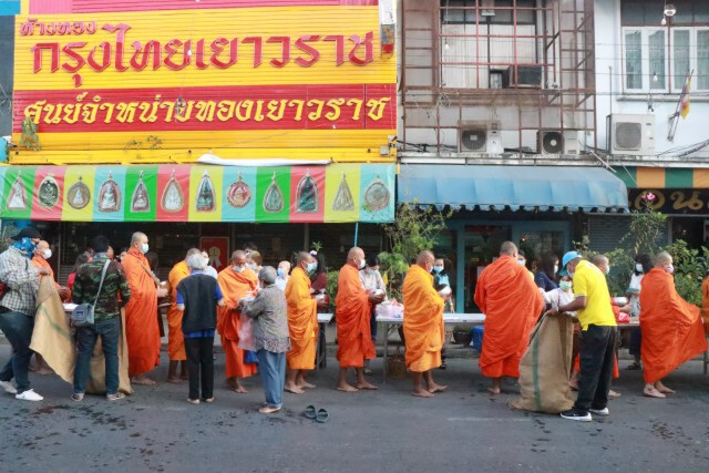 ชาวพิษณุโลกสวมหน้ากากอนามัยทำบุญตักบาตร