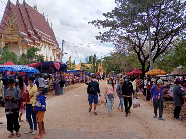 นักท่องเที่ยวแน่นวัดขอพรเสริมมงคล