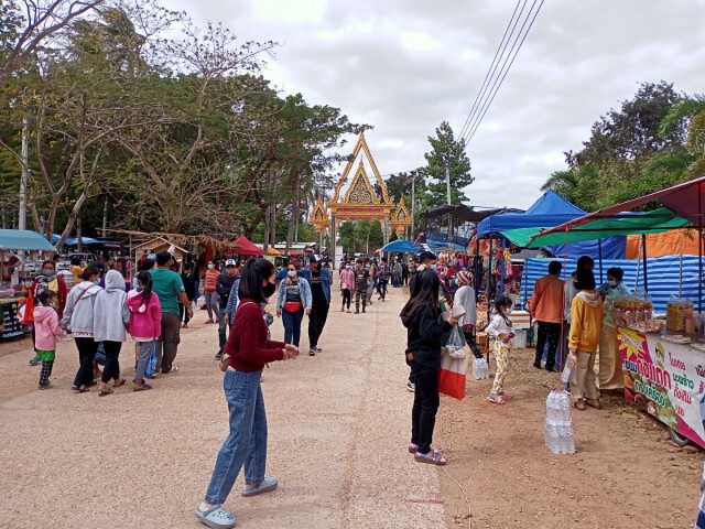 นักท่องเที่ยวแน่นวัดขอพรเสริมมงคล