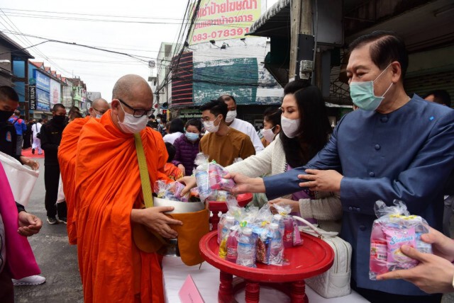 อัญเชิญพระพุทธรูปศักดิ์สิทธิ์ 9 องค์ แห่รอบเมืองเชียงราย