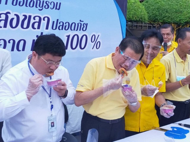 "มท.2" จับมือ ผอ.รพ.ม.อ. ย้ำกินกุ้งไทยปลอดภัยไร้โควิด