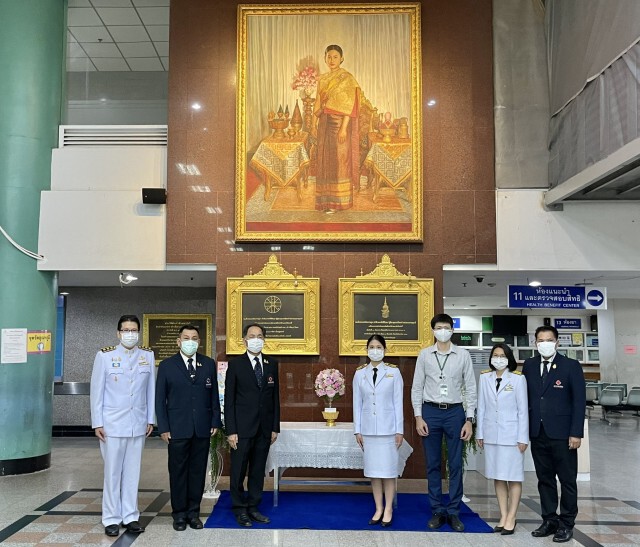 สมเด็จพระกนิษฐาธิราชเจ้าฯ โปรดเกล้าฯ พระราชทานแจกันดอกไม้แก่ ผวจ.สมุทรสาคร