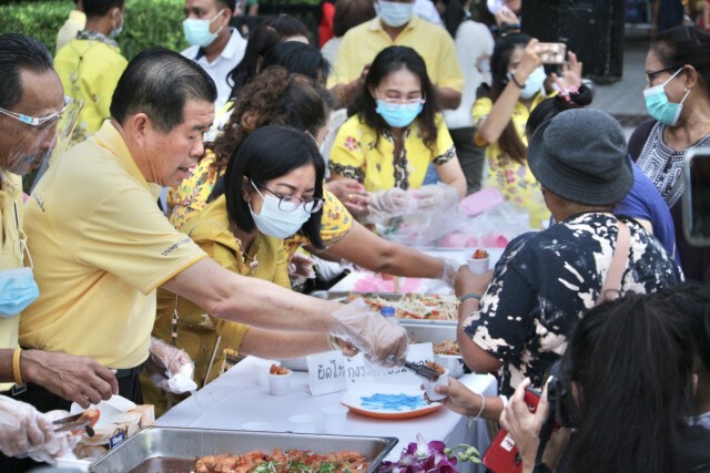"มท.2" จับมือ ผอ.รพ.ม.อ. ย้ำกินกุ้งไทยปลอดภัยไร้โควิด