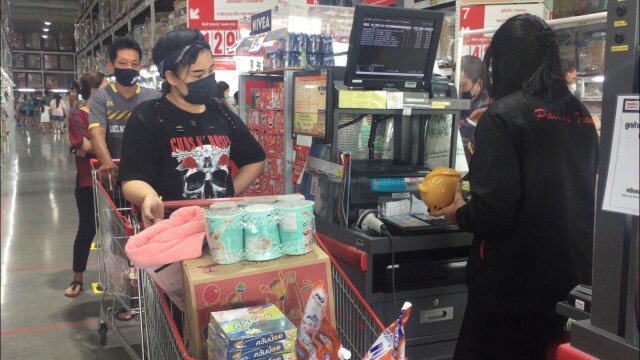 ผวาโควิด!! คนปทุมฯแห่ซื้อของตุน หลังถูกยกระดับเป็นพื้นที่ควบคุมสูงสุด