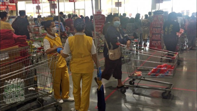 ผวาโควิด!! คนปทุมฯแห่ซื้อของตุน หลังถูกยกระดับเป็นพื้นที่ควบคุมสูงสุด