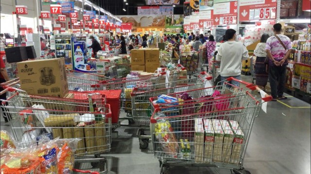 ผวาโควิด!! คนปทุมฯแห่ซื้อของตุน หลังถูกยกระดับเป็นพื้นที่ควบคุมสูงสุด