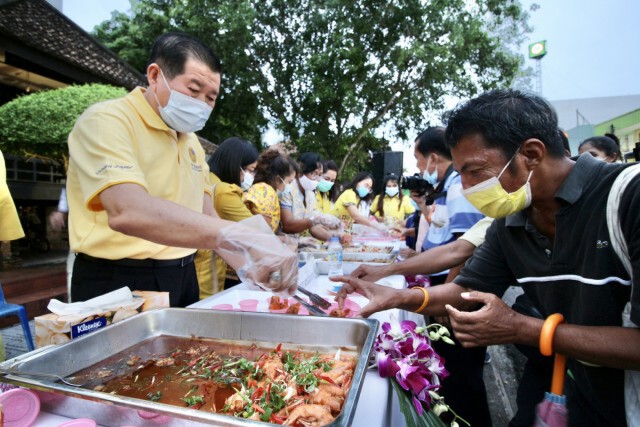 "มท.2" จับมือ ผอ.รพ.ม.อ. ย้ำกินกุ้งไทยปลอดภัยไร้โควิด