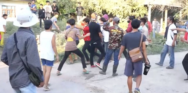 เปิดคลิปวัยรุ่นตะลุมบอนงานแห่นาคแทงดับ