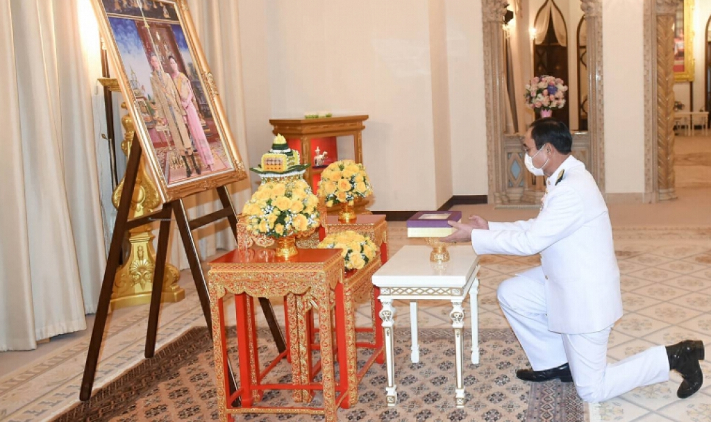 "ในหลวง-พระราชินี" พระราชทานของขวัญให้นายกฯ "ในหลวง-พระราชินี" พระราชทานของขวัญให้นายกฯ