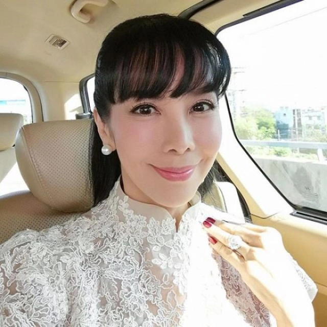 คนในวงการร่วมให้กำลังใจ "ตั๊ก มยุรา" เผยขณะที่ทุกคนฉลองปีใหม่ ตนเองกลับต้องอยู่หน้าห้องไอซียู