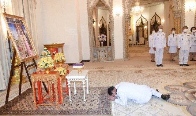 "ในหลวง-พระราชินี" พระราชทานของขวัญให้นายกฯ