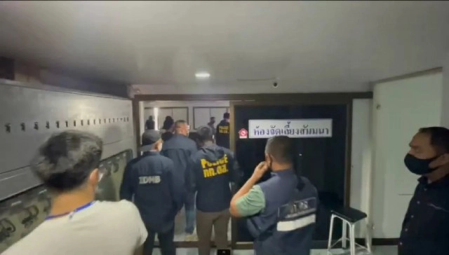 บุกตรวจคอนโดปิ่นเกล้า พบไร้บ่อนลอยฟ้า