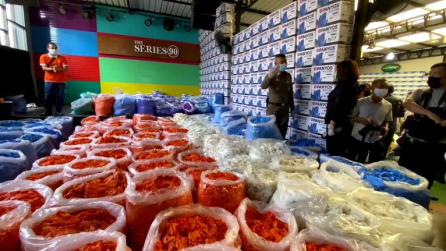 ทลายแหล่งลักลอบนำเข้า'ถุงมือใช้แล้ว' 3 ล้านชิ้น มูลค่า 200 ล้านบาท