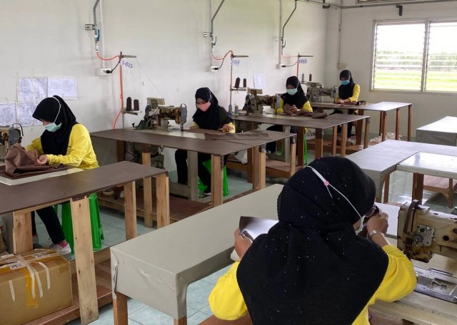 โรงงานเฟอร์นิเจอร์ยักษ์ใหญ่ขาดทุน ลอยแพคนงานร่วม 200 ชีวิต