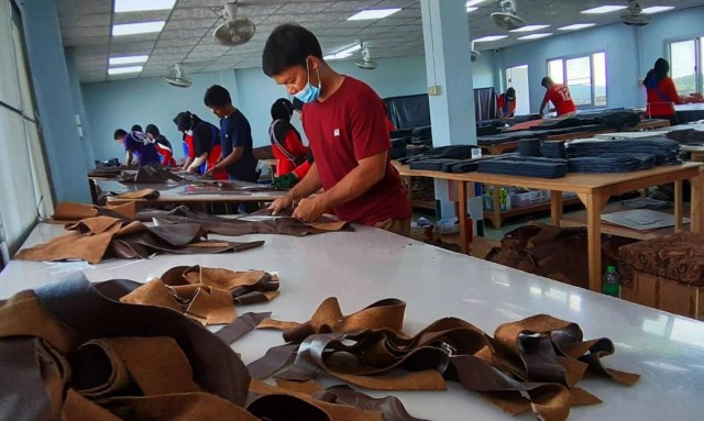 โรงงานเฟอร์นิเจอร์ยักษ์ใหญ่ขาดทุน ลอยแพคนงานร่วม 200 ชีวิต