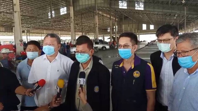 เอกชนช่วยเกษตรกรผู้เพาะเลี้ยงกุ้ง จัดสถานที่ให้ขายฟรี