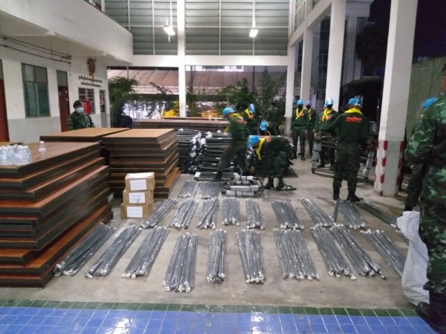 "กองทัพบก" ส่งเตียงสนามพร้อมเครื่องนอน 2,000 ชุด จ.สมุทรสาคร
