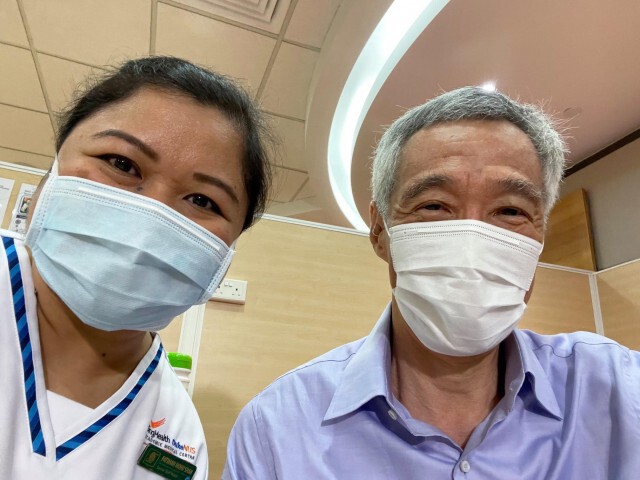 ผู้นำสิงคโปร์ฉีดวัคซีนโควิดแล้ว เผยเพื่อ ‘สร้างความเชื่อมั่น’ ให้ประชาชน