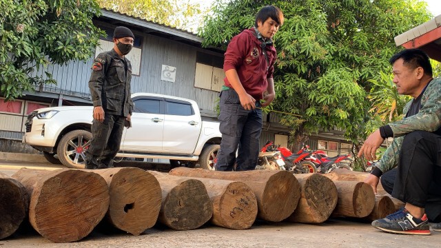 ตร.ตรวจยึดไม้จันทร์หอมลักลอบนำเข้าประเทศ มูลค่าครึ่งล้าน