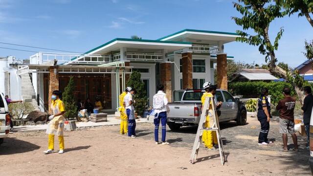 หนุ่มแขวงทางหลวงจุดเตารมควันดับคารถหน้าบ้าน