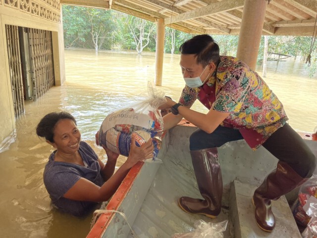 ถวายเครื่องอุปโภคบริโภคแด่พระภิกษุวัดน้ำท่วม