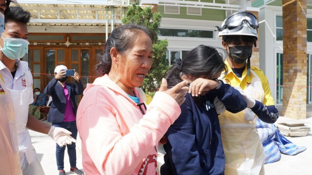 หนุ่มแขวงทางหลวงจุดเตารมควันดับคารถหน้าบ้าน