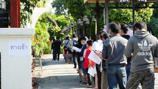 รถพระราชทานเข้าเก็บตัวอย่าง "ร้านริเวอร์ไซด์"