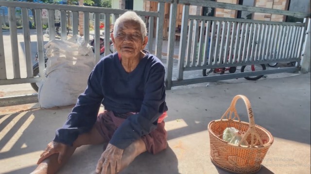 แม่เฒ่าอายุ 98ปีขอให้ลูกหลานพามานั่งตากแดดคลายหนาว