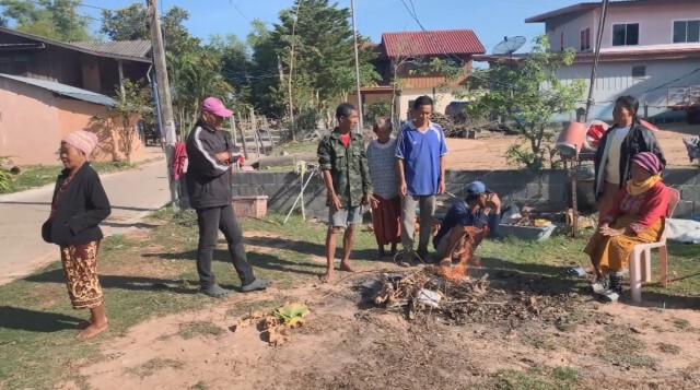 แม่เฒ่าอายุ 98ปีขอให้ลูกหลานพามานั่งตากแดดคลายหนาว