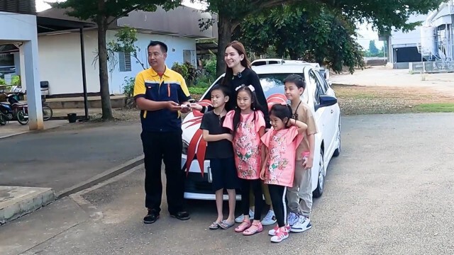 "พลอย-ชิดจันทร์" ทำตามสัญญา!! แจกโบนัสก้อนใหญ่ ทั้งรถ ทั้งเงินแสน