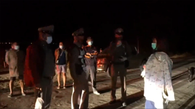 ทำได้ลง!สาวเจอแฟนหนุ่ม ทิ้งเพื่อนอยู่ในสวนสาธารณะคนเดียวค่ำมืด