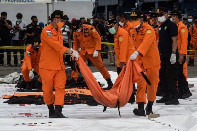 อินโดฯ ขยายพื้นที่ปฏิบัติการ-เพิ่มกองเรือ เร่งค้นหาเครื่องบินตก