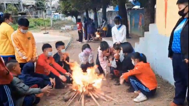 เย็นจัด-ก่อกองไฟผิงคลายหนาว