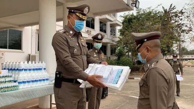 มอบชุดพีพีอีให้กำลังพลปฏิบัติหน้าที่รับมือโควิด19