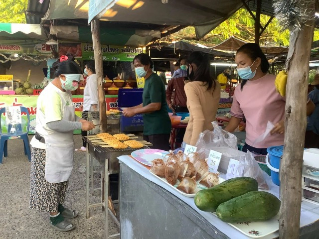 อากาศหนาวข้าวจี่ขายดีวันละ600ไม้ ถึงขั้นแจกบัตรคิว