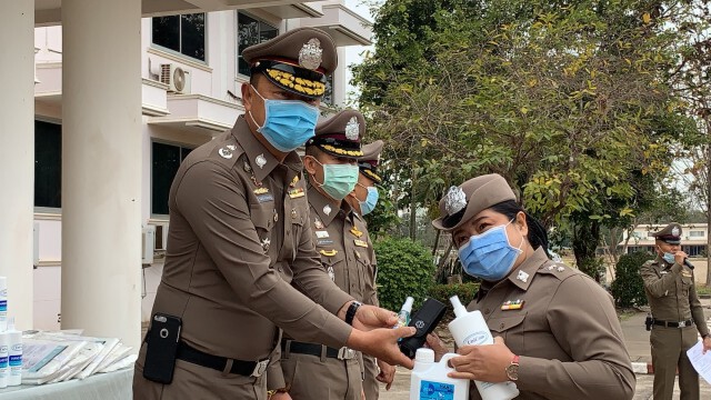 มอบชุดพีพีอีให้กำลังพลปฏิบัติหน้าที่รับมือโควิด19