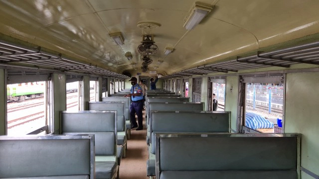 หยุดเดินรถไฟสายใต้ 10 ขบวนวันแรก ป้องกันโควิด